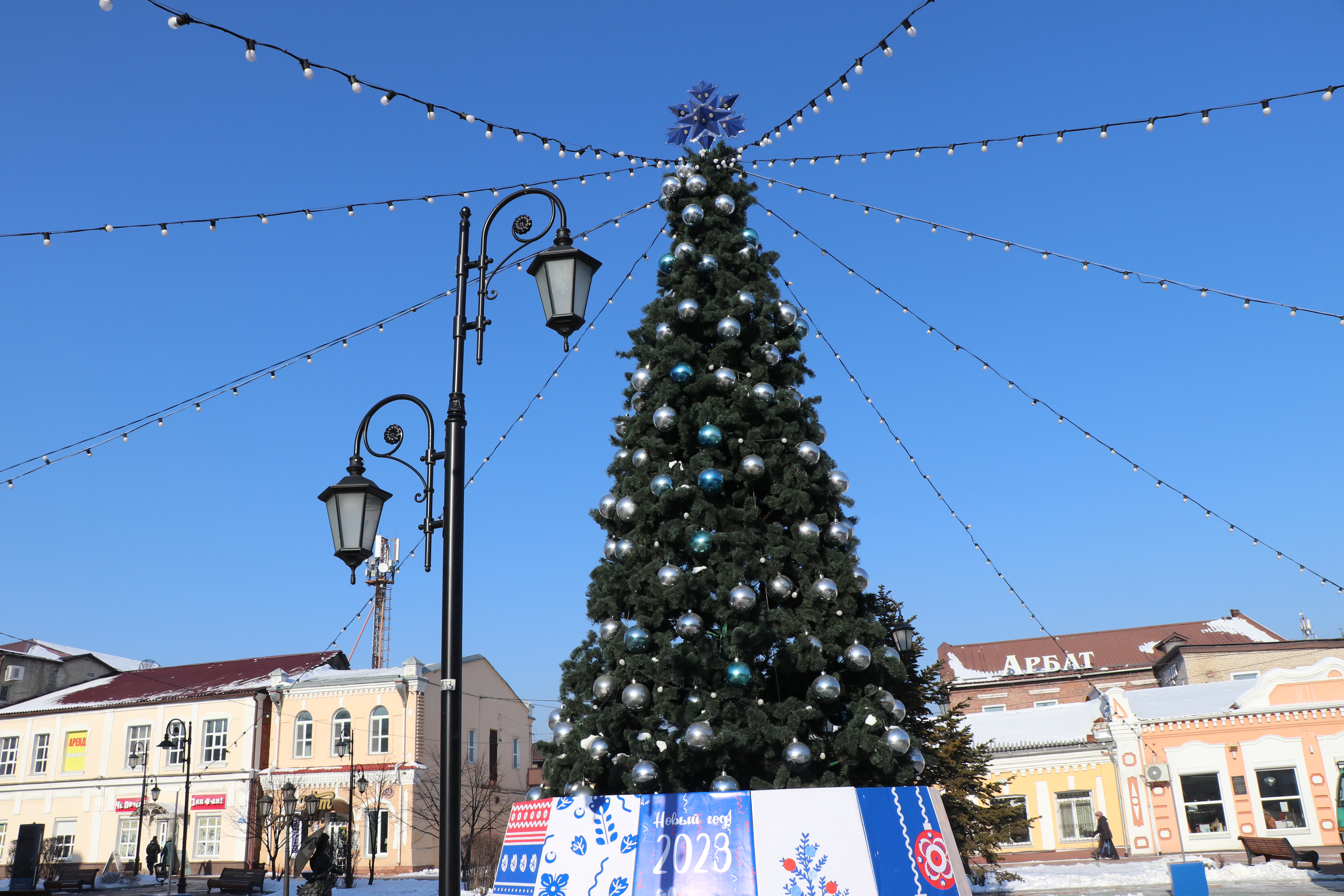 Рождественская 30. Приморско-Ахтарск Центральная елка. Покажи новогоднюю елку город Арсеньев Приморский край. Посещение новогодних елок парков Уссурийск. Наряженная елка картинки репортаж.